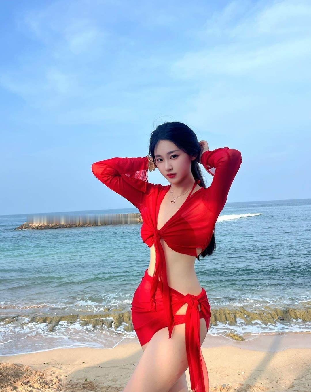 赤裸着脚丫，穿着红色的泳衣，海风轻轻吹过我的脸颊，带着淡淡的咸味。晒图大赛笔记黑