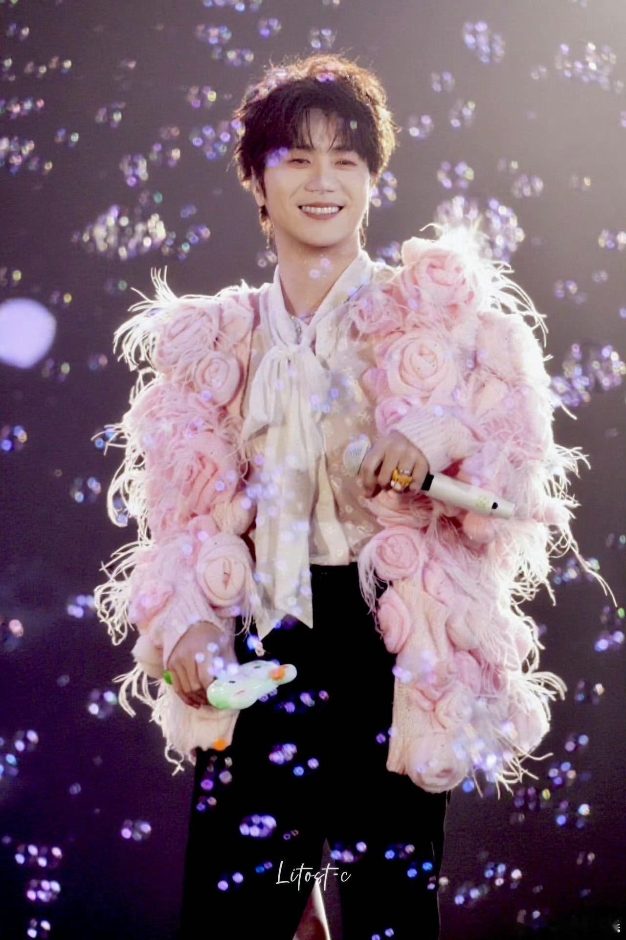 陆虎周四真给粉丝V50陆虎宠粉从来不是说说而已！元旦巡演收官场，他一眼看到“V我