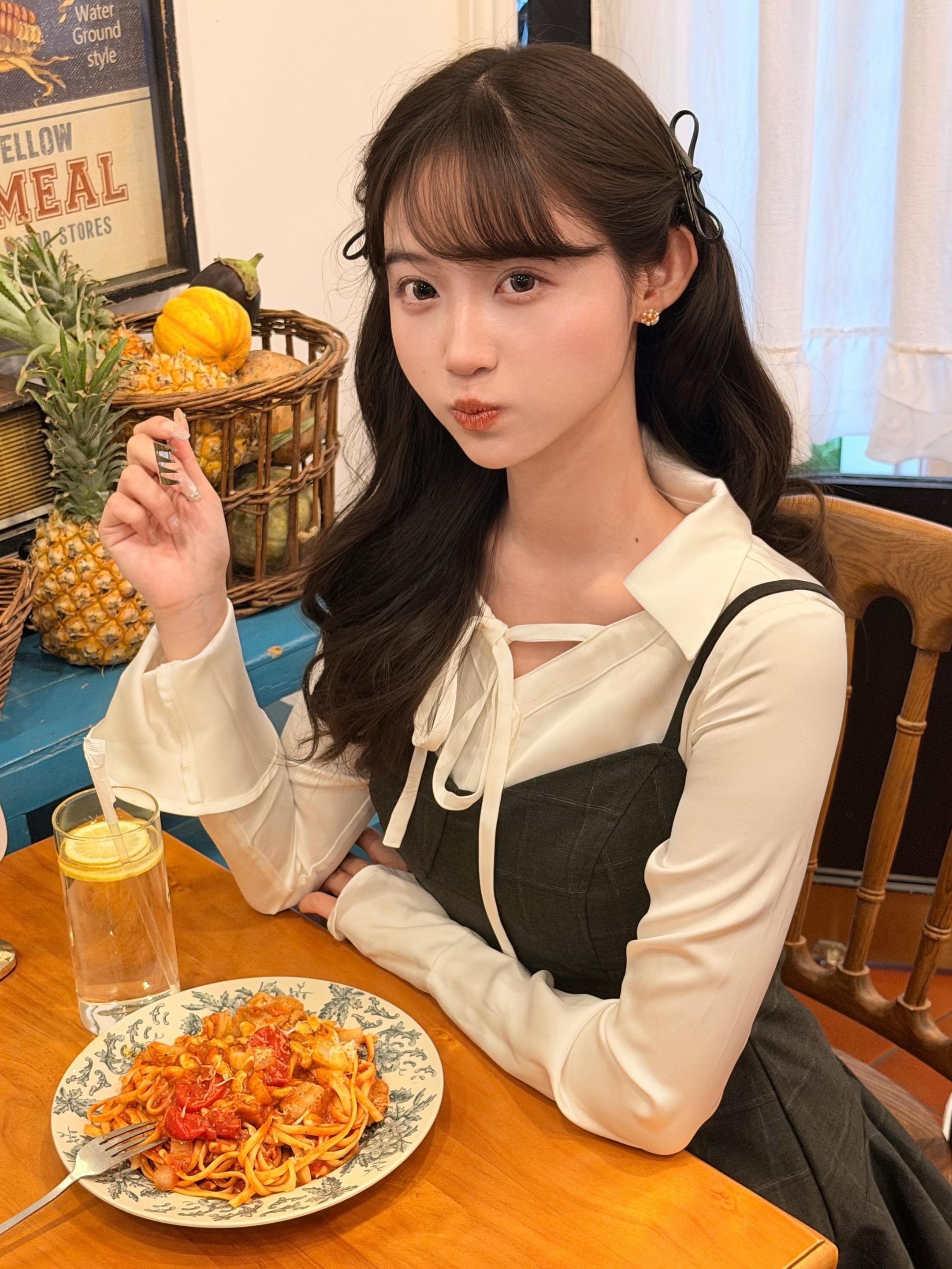 跟日本小偶像学的清楚系穿搭🖤。Darich新品连衣裙太米了！搭配菱格...