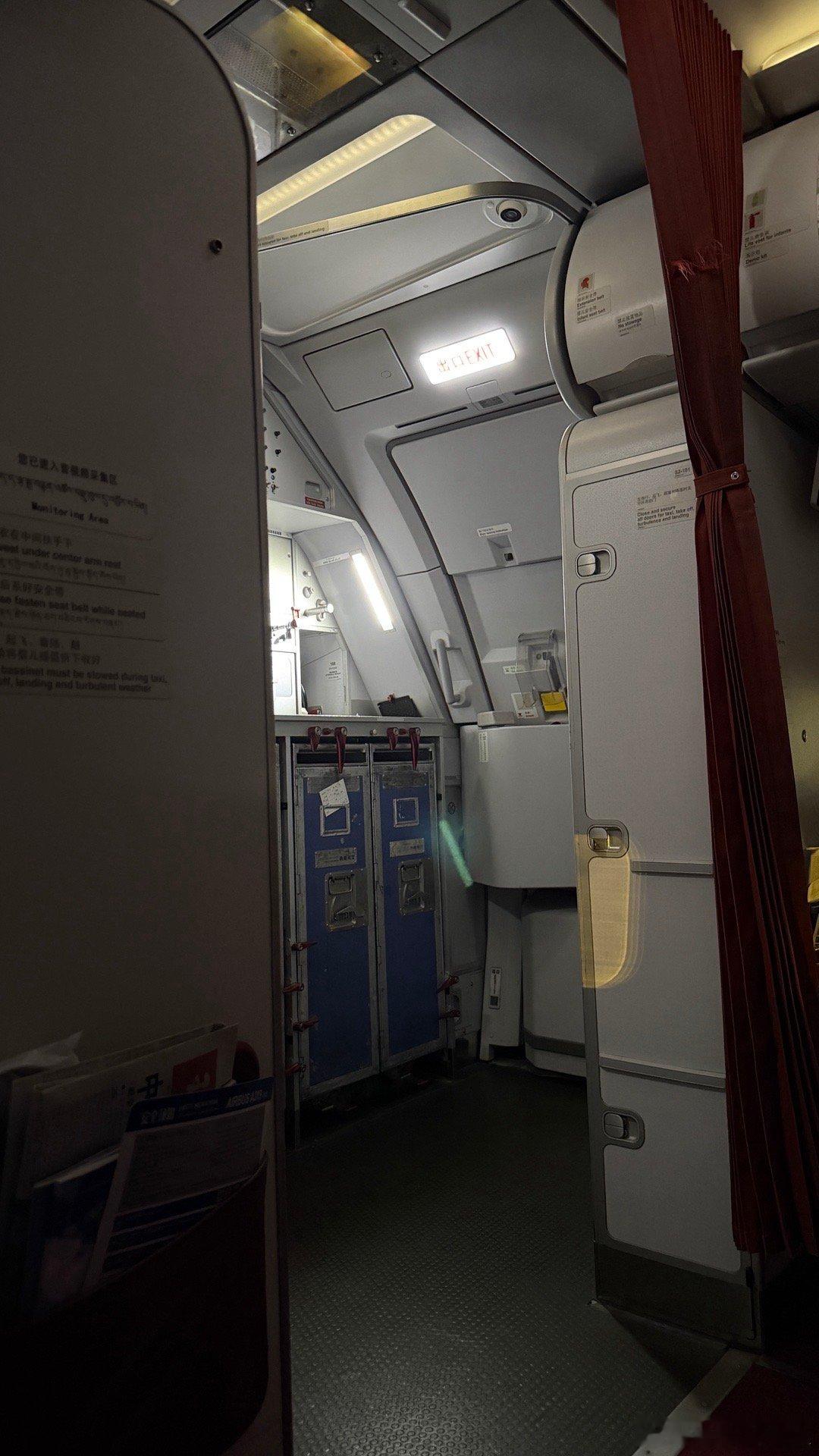 甭管您飞机下面高反得要死要活，舱门一关，舱压一加，又活过来了[偷笑]  ​​​