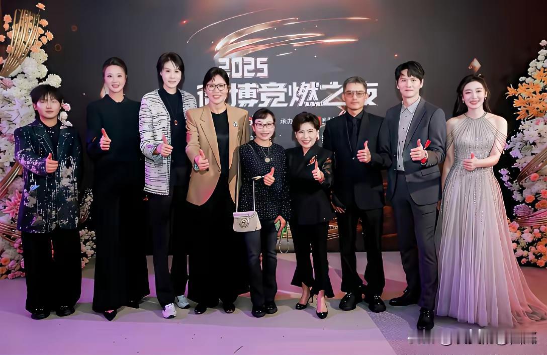 邓亚萍个子矮，1.48米身高。即使她穿着高跟鞋。与女排郎平、赵蕊蕊她们站在一起，