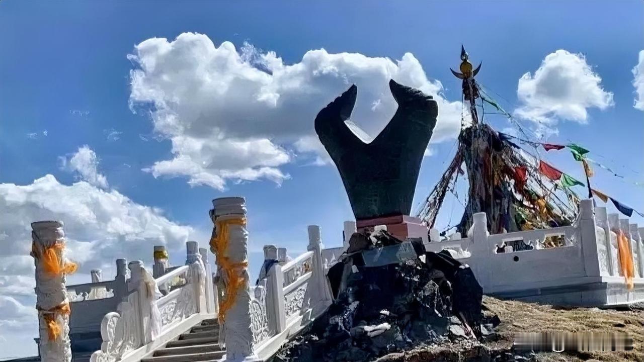 【十楼杂记】黄河源
雪融一脉出荒丘，万里东流未肯休。
莫道人间多险难，从来碧水不