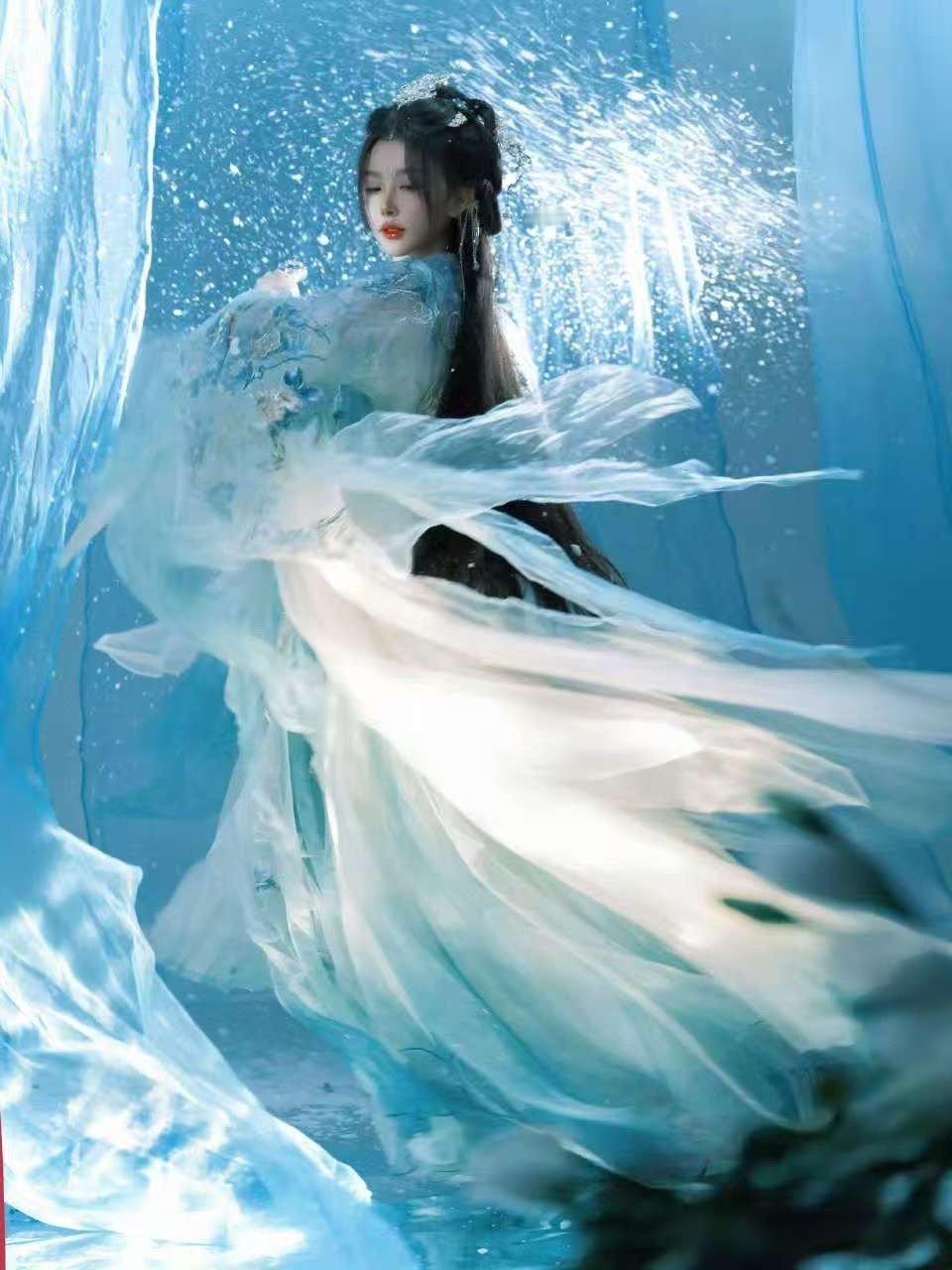 所有仙侠文都吻上孔雪儿 孔雪儿的神女氛围感绝了！慕雪薇的颜值直接戳中仙侠文审美，