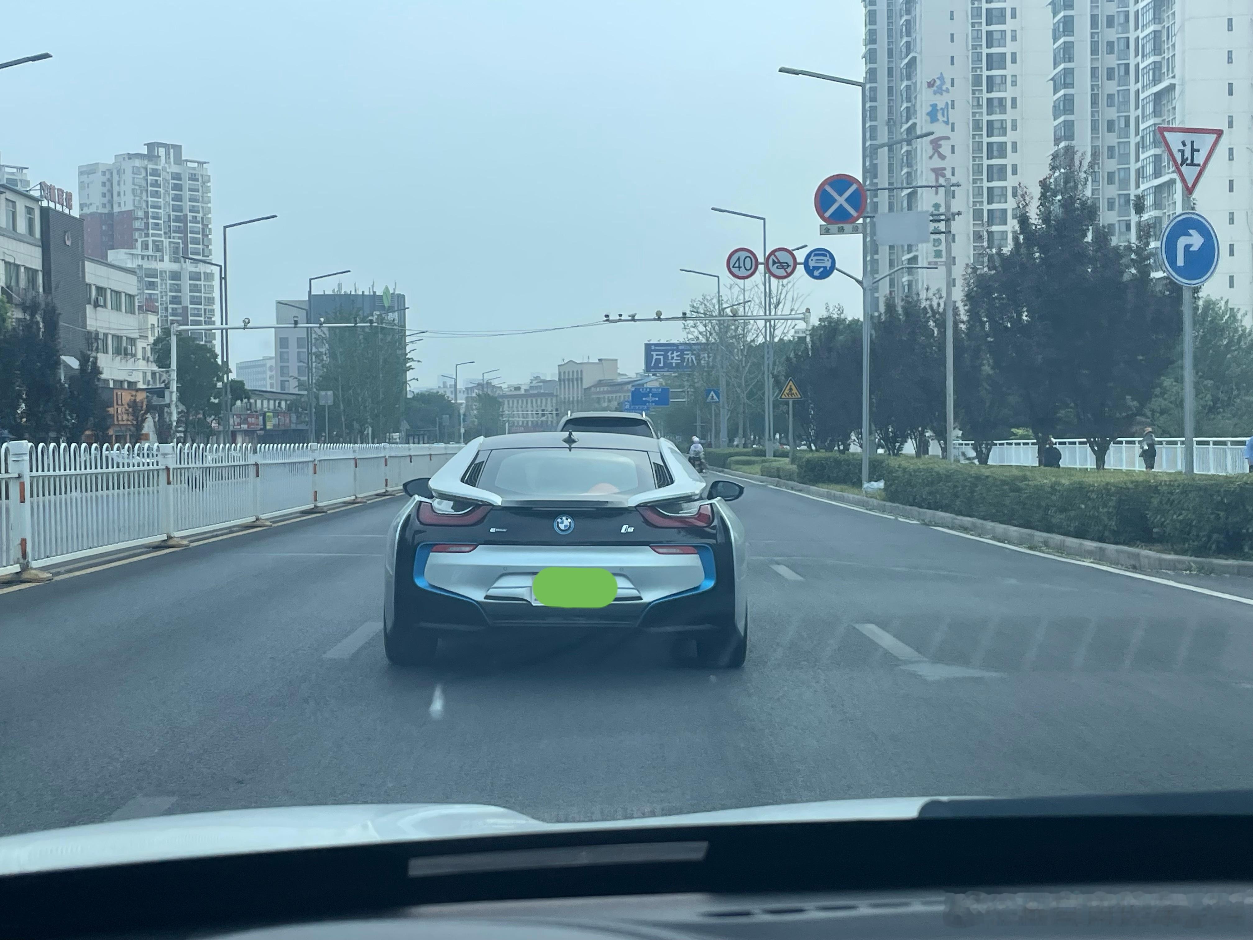 突然在路上碰到一台宝马i8第一感觉他应该是上个世纪的产物了[二哈][二哈][二哈