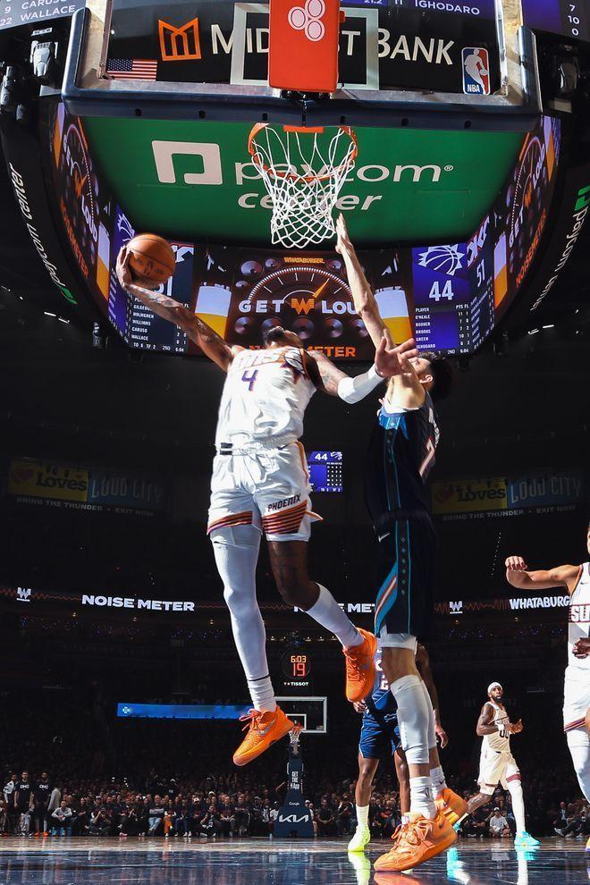 雷霆队的亚历山大得到37分、5个篮板和9次助攻，霍姆格伦得到19分和8个篮板，威