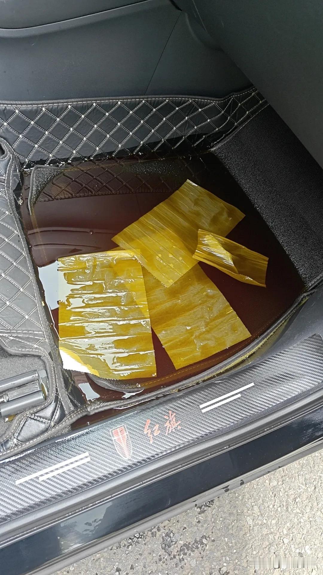 昨天副驾驶放了一大桶菜籽油，行驶途中油桶倒了，就出现下图的情况。现在副驾驶自带的