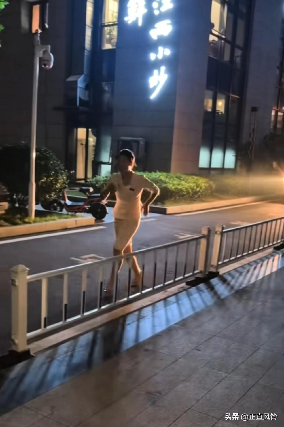 第一次叫货拉拉没有概念，没必要打开栏板，放驾驶室里就可以了
这么轻松的单子，师傅