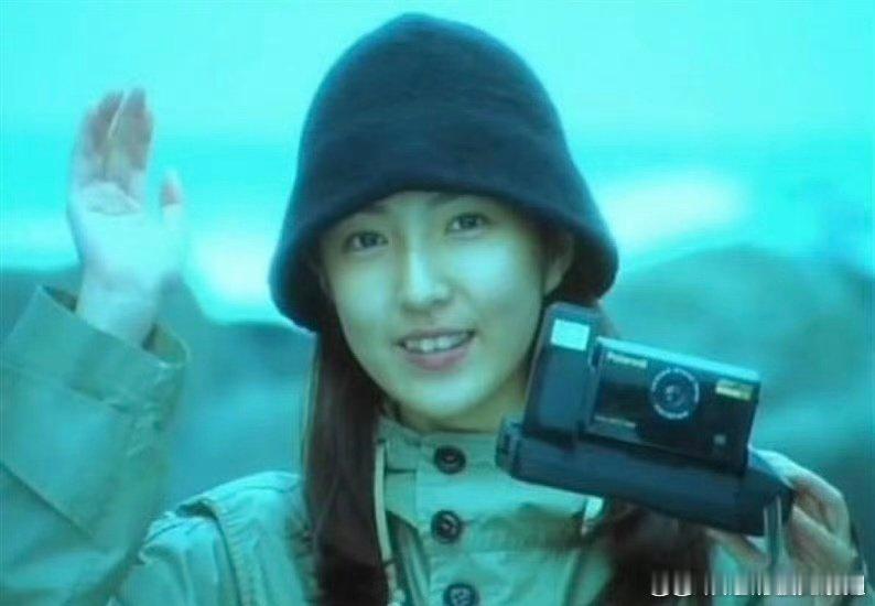 #杨谨华是刘德华冰雨MV女主# 杨谨华表示自己19岁时出演了这首歌的MV，看着真