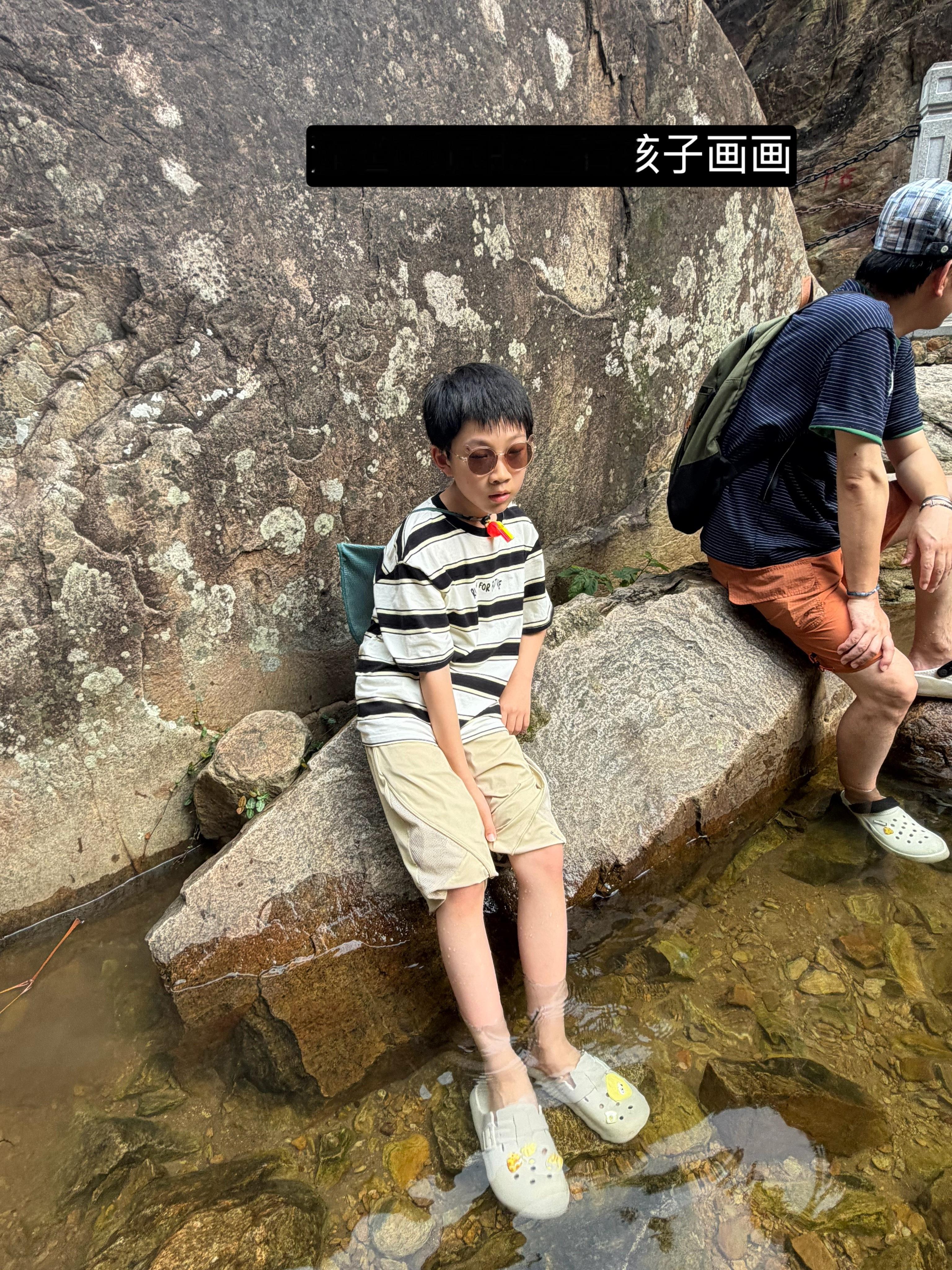 在连云港渔湾玩水的时候，遇到一群画室带出来写生的大孩子（应该是高中生吧）。一个孩