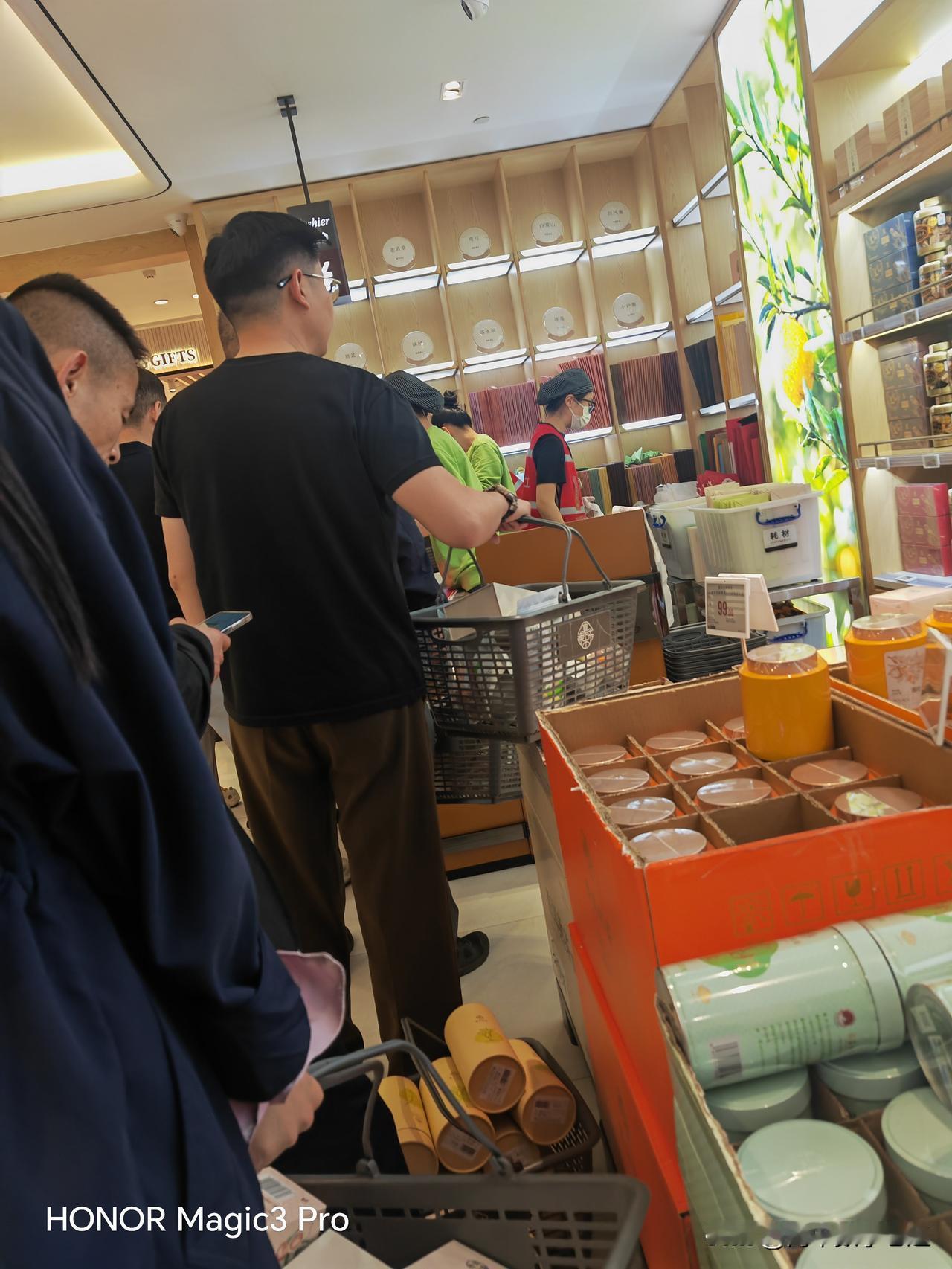 胖东来买茶叶的人真不少呀！
       周末没事来胖东来买点茶叶，我是自己使用