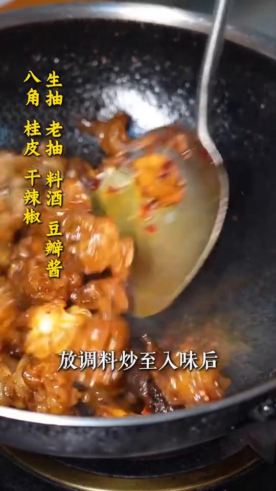 牛鞭。
牛鞭，非常厉害的东西，湖北人民做这个相当有一套，尤其是牛鞭炖甲鱼这道硬菜