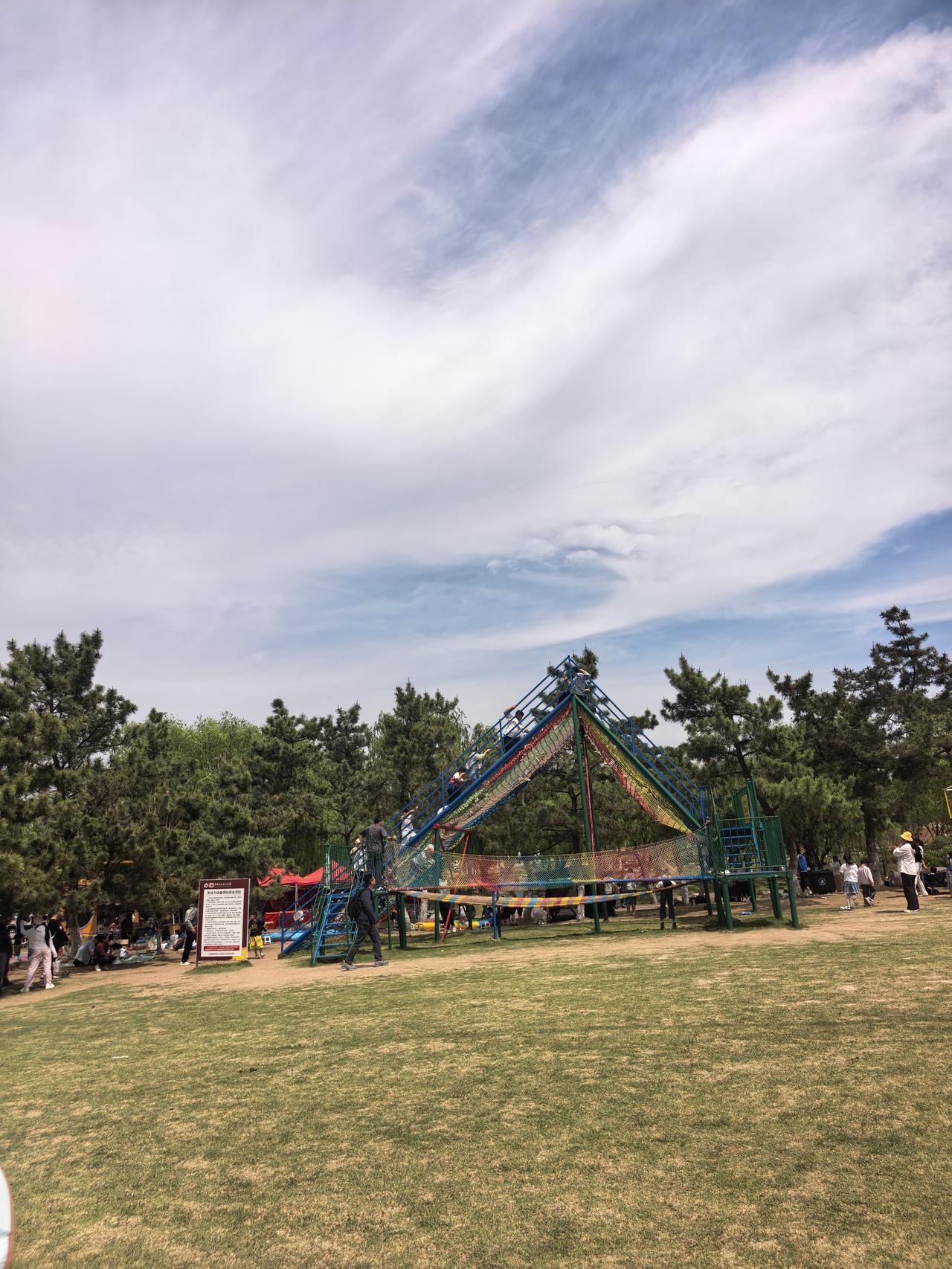 费县奇石文化公园五一那是人挤人啊，到处都是露营野炊的人。我去的时候，放眼望去，全