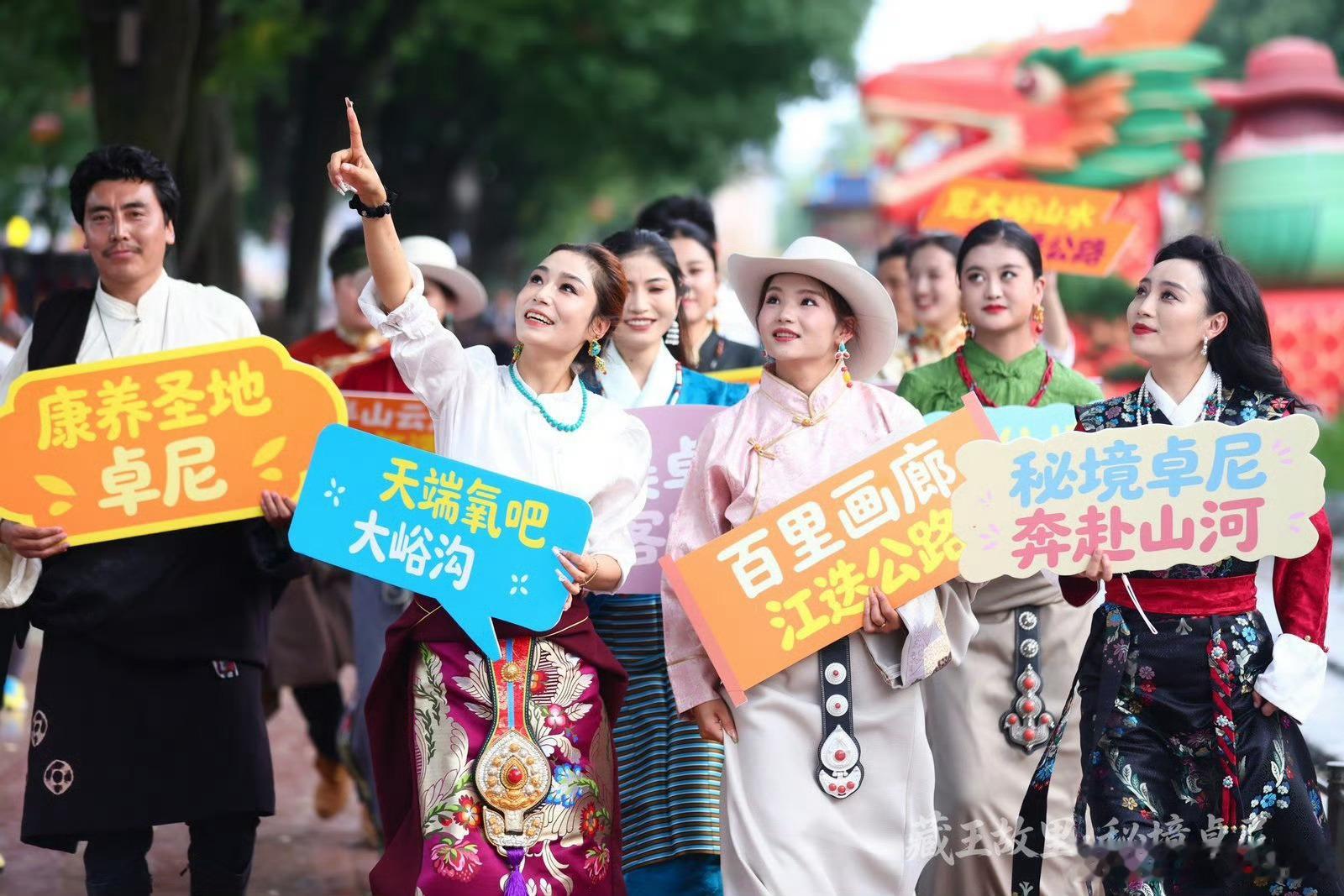 周末在西安街头偶遇“藏族天团”了吗？ 卓尼风情快闪西安街头他们不是网红打卡，而是