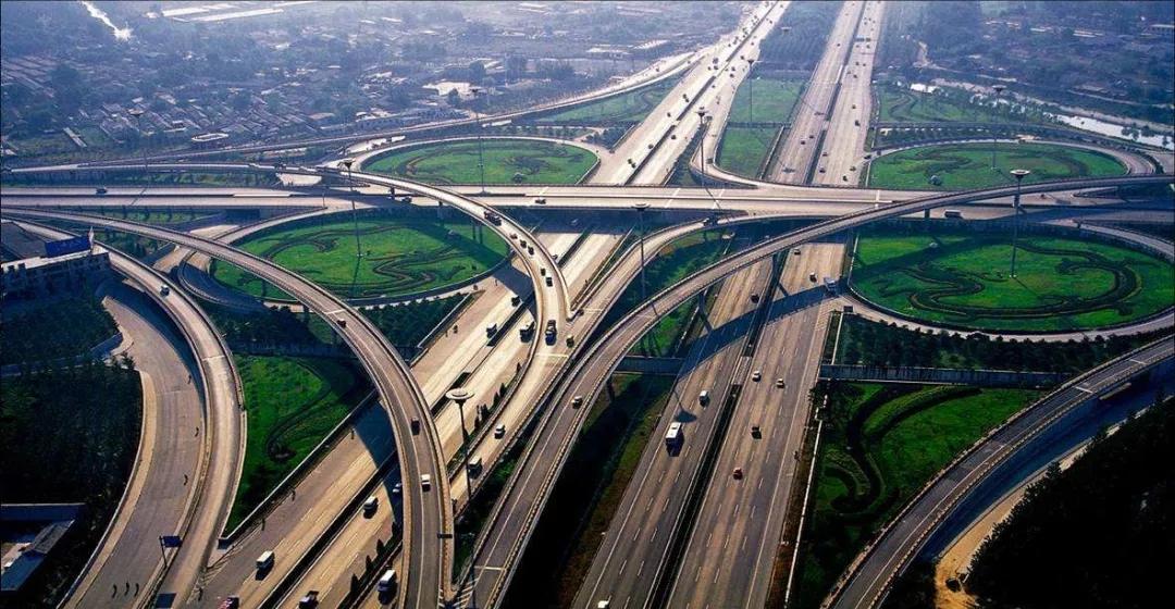 PK！中国 95% 用沥青，美国为啥执着水泥？
“要致富先修路” 这话真没毛病！