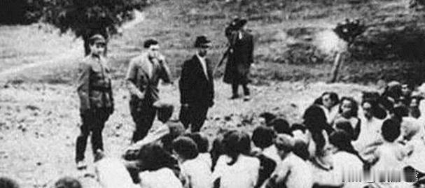 1944年，德国纳粹将女囚集中到广场，命令她们脱光衣服，凡是胸部不够挺拔的，胸部