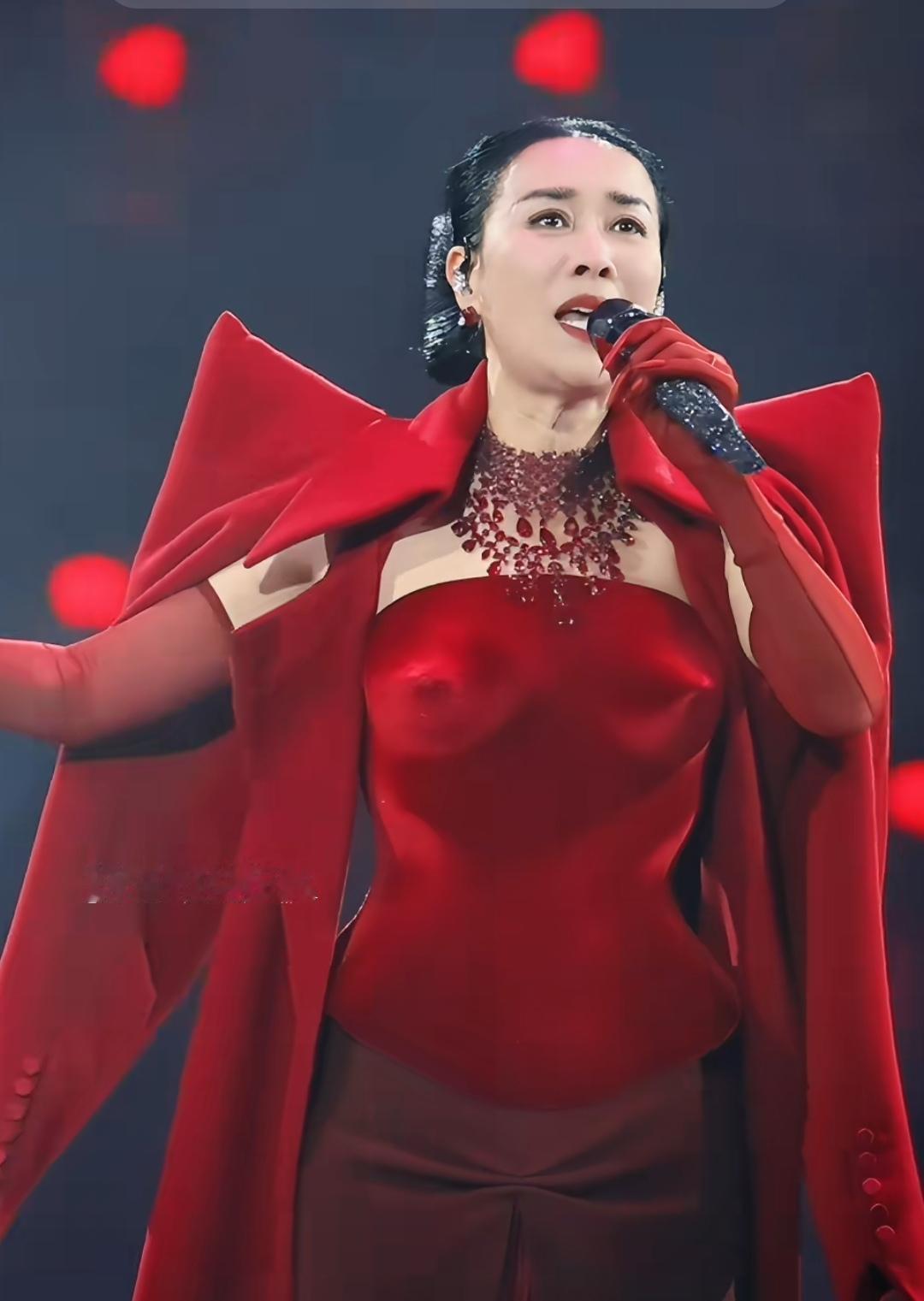 我严重怀疑，
那英北京演唱会，
不是为了圈钱，也不是为了歌迷，而是为了炫耀自己在