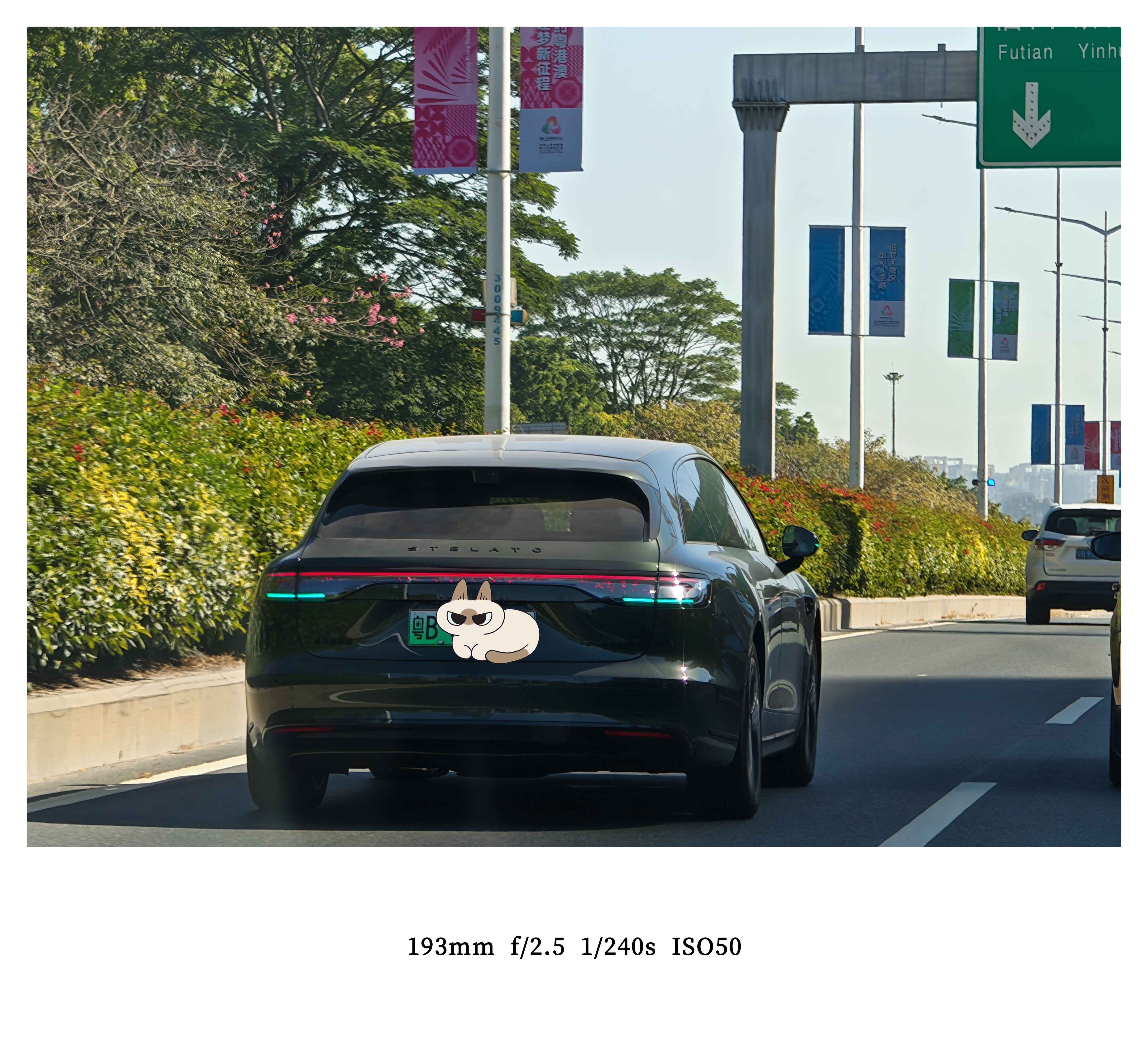 每次在路上看到这些小蓝灯都好羡慕，特别是堵车缓行的时候，随着小艺的那句“智驾领航