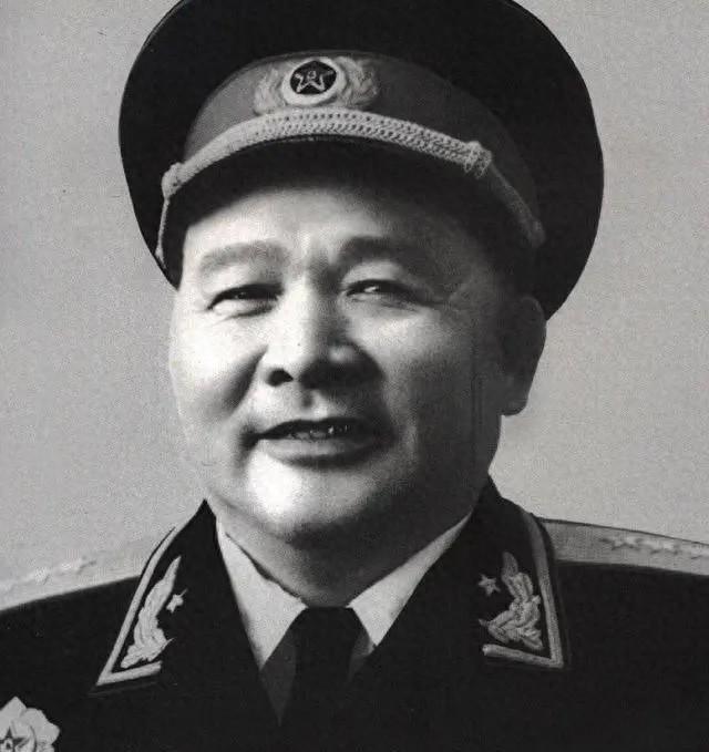 1969年中共“九大”会议上毛主席坐第一排，第二排仅有一人就座，这位神秘人物究竟