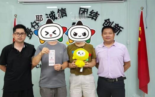 “比捡钱还高兴！”8月10日，安徽宣城，一男子晚上散步时，打算去路边买张彩票，顺