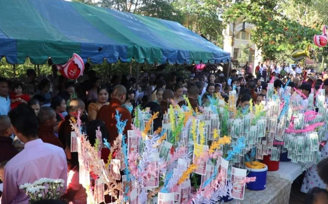 寺庙|缅甸小镇举办一年一度佛会，山上人山人海，热闹不已