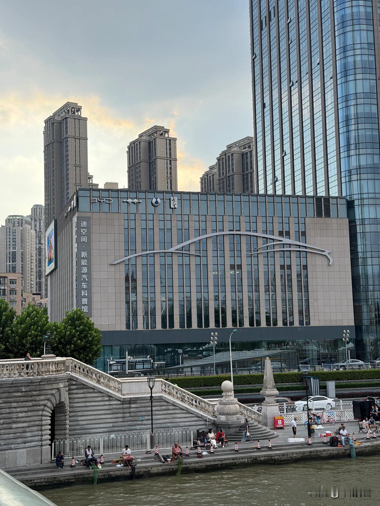 比亚迪汽车弄的迪空间，免费参观，免费空调，大家隔着图片感受下[吐舌]