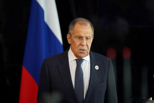 拉夫罗夫说，美国毫不隐晦地希望将遏制俄罗斯的主要责任转嫁给欧洲，从腾出手来对付中