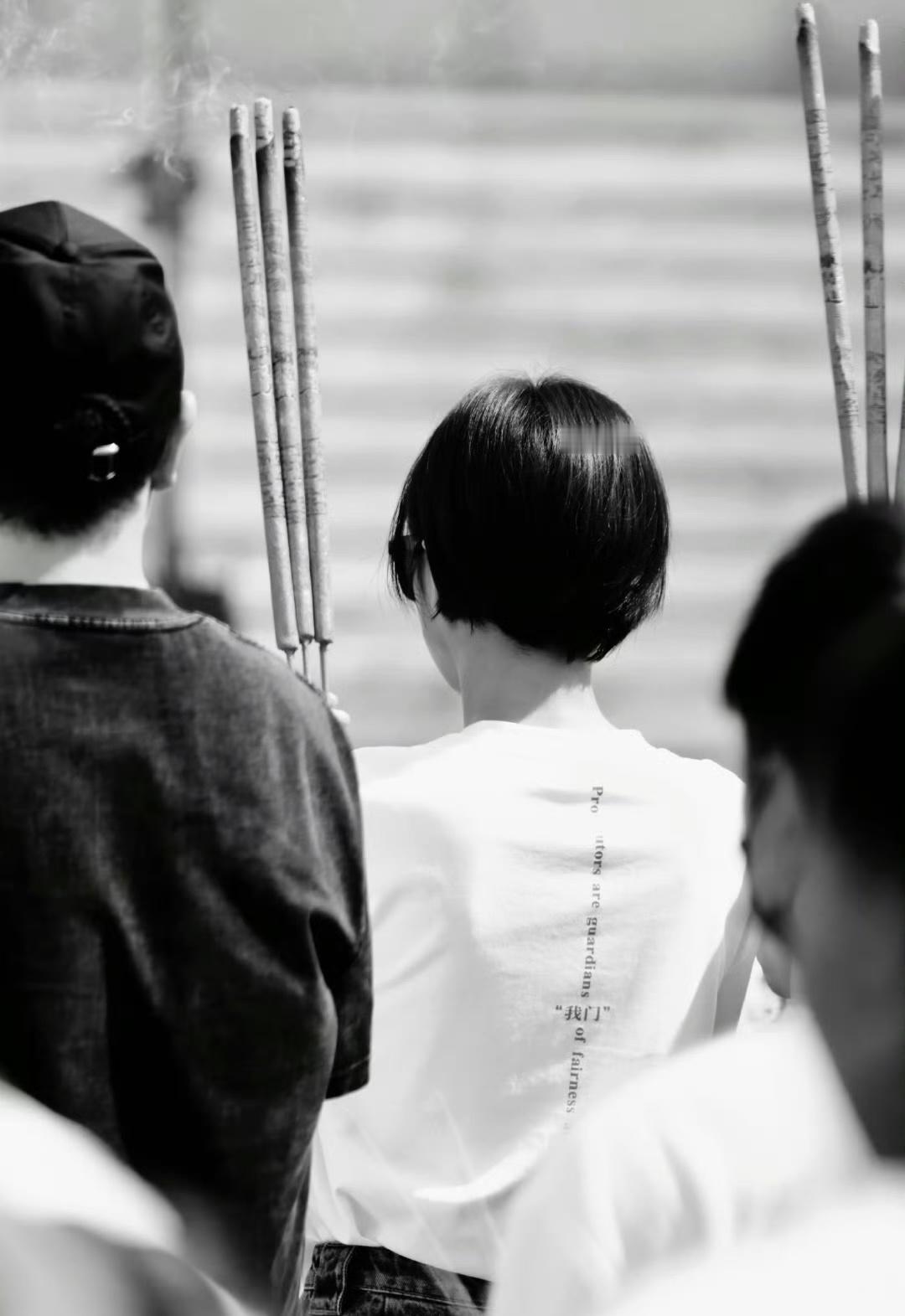 #秦岚超短发# 秦岚《平等之门》终于开机了，简简单单的白色短T恤+牛仔裤搭配一个