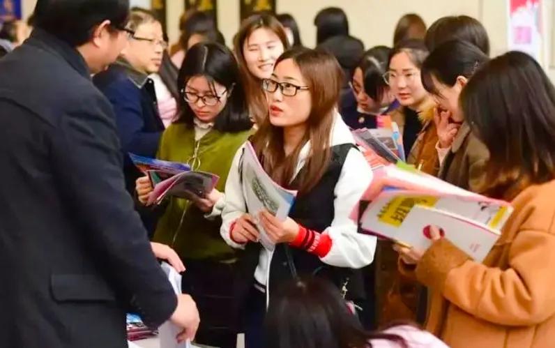 央国企秋招期间，25届的应届生要注意：
1.如果是研究生学历和博士生学历，注意自