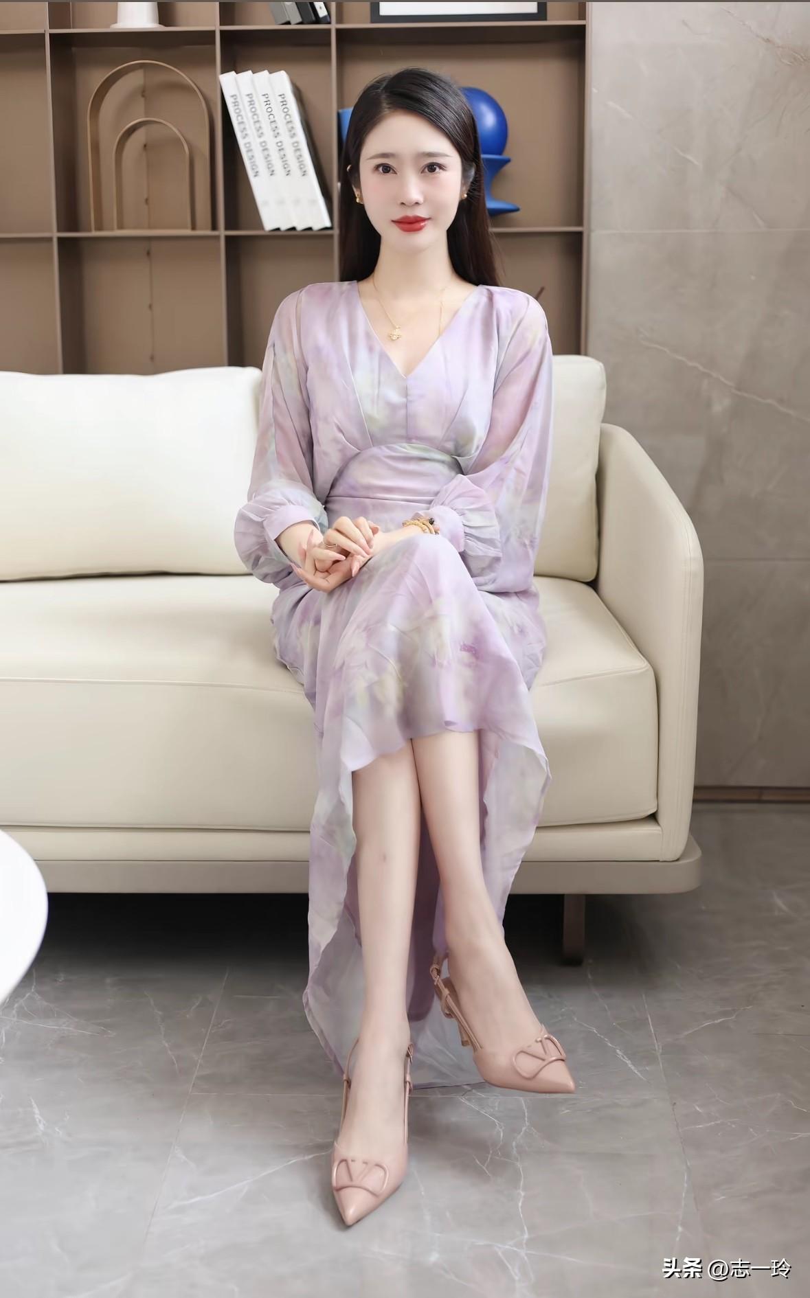 优雅紫色长裙，时尚气质满满！🌸👗