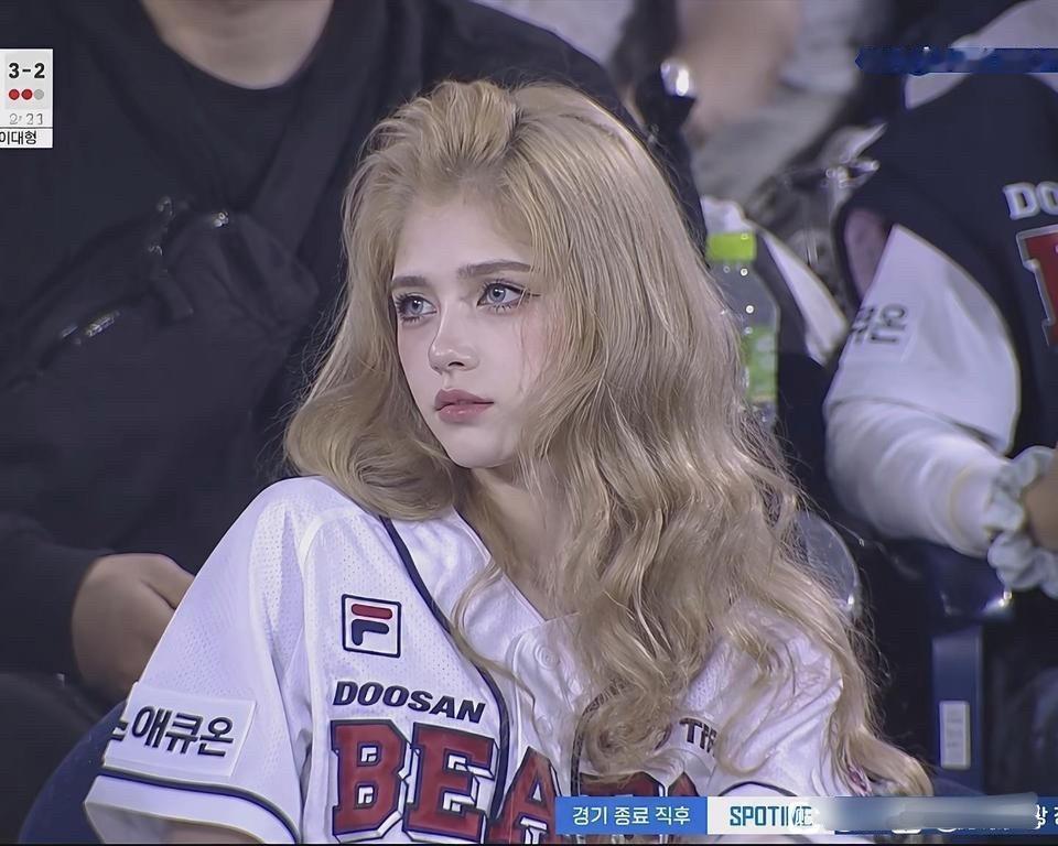 世界杯上的一幕...这种头型，她是觉得自己很漂亮吗？ 