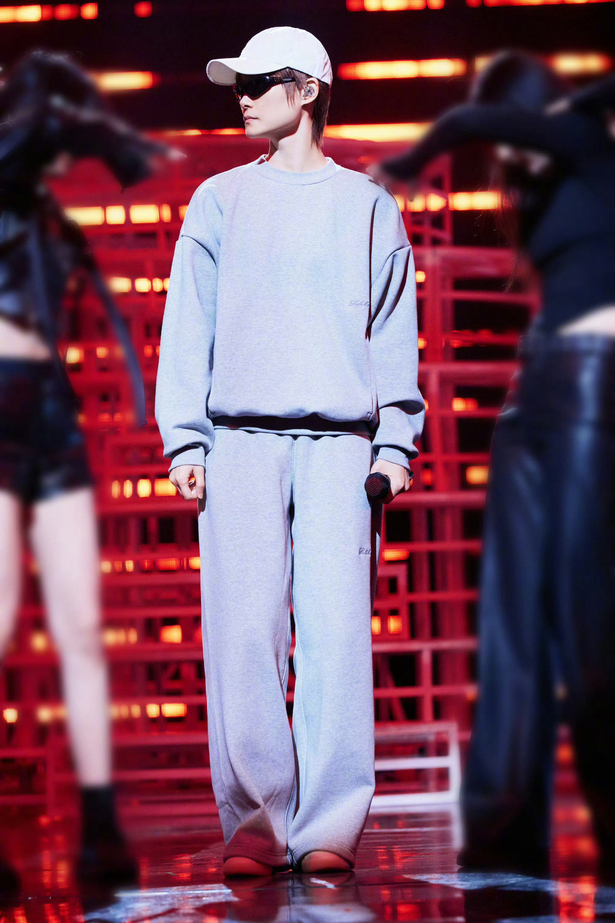 微博之夜 微博之夜彩排路透图，李宇春身着lululemon Big Cozy。灰