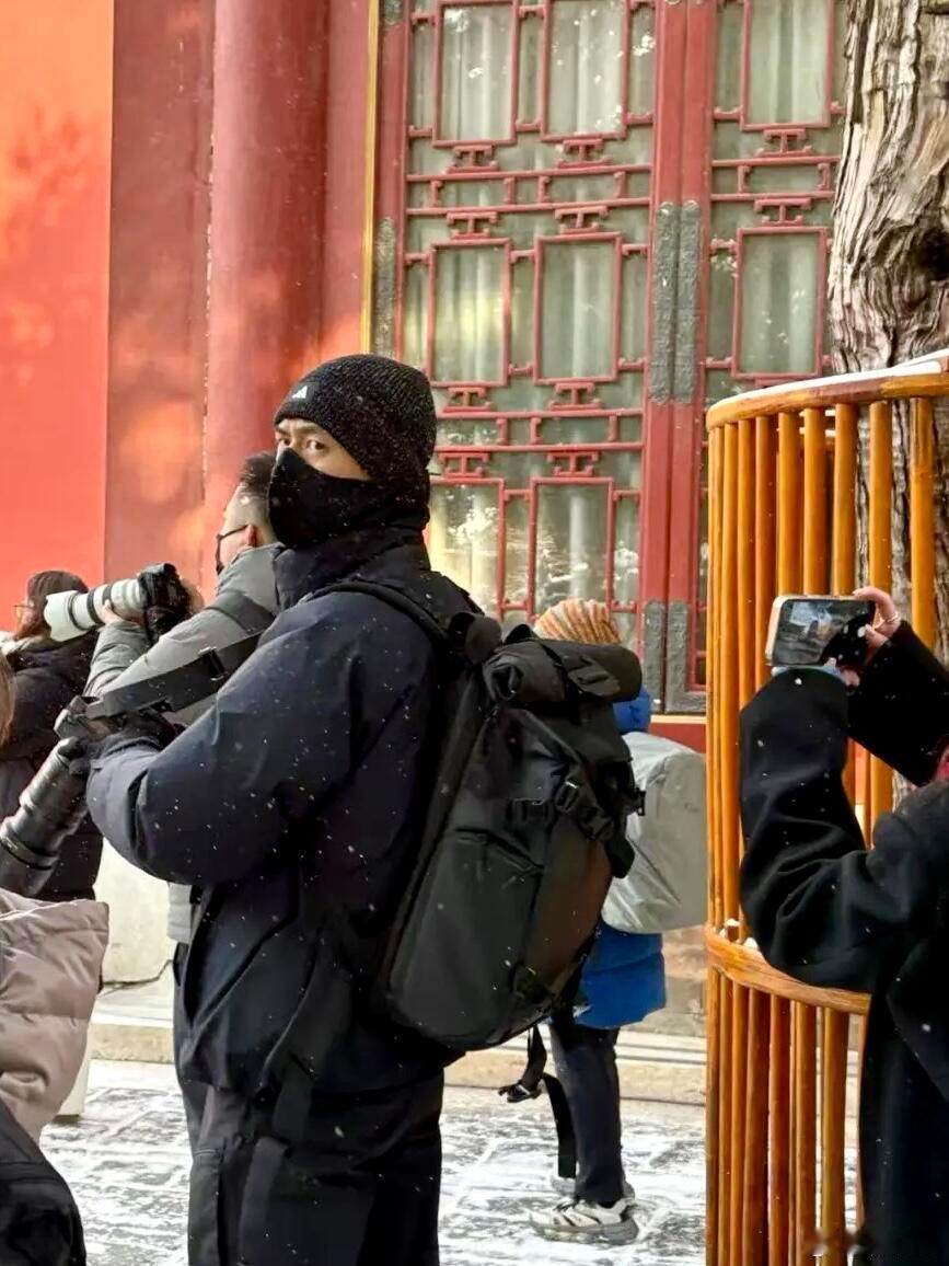 网友故宫偶遇李现拍初雪 网友故宫偶遇李现拍初雪，现哥是那个热闹都不落啊！ 李现去