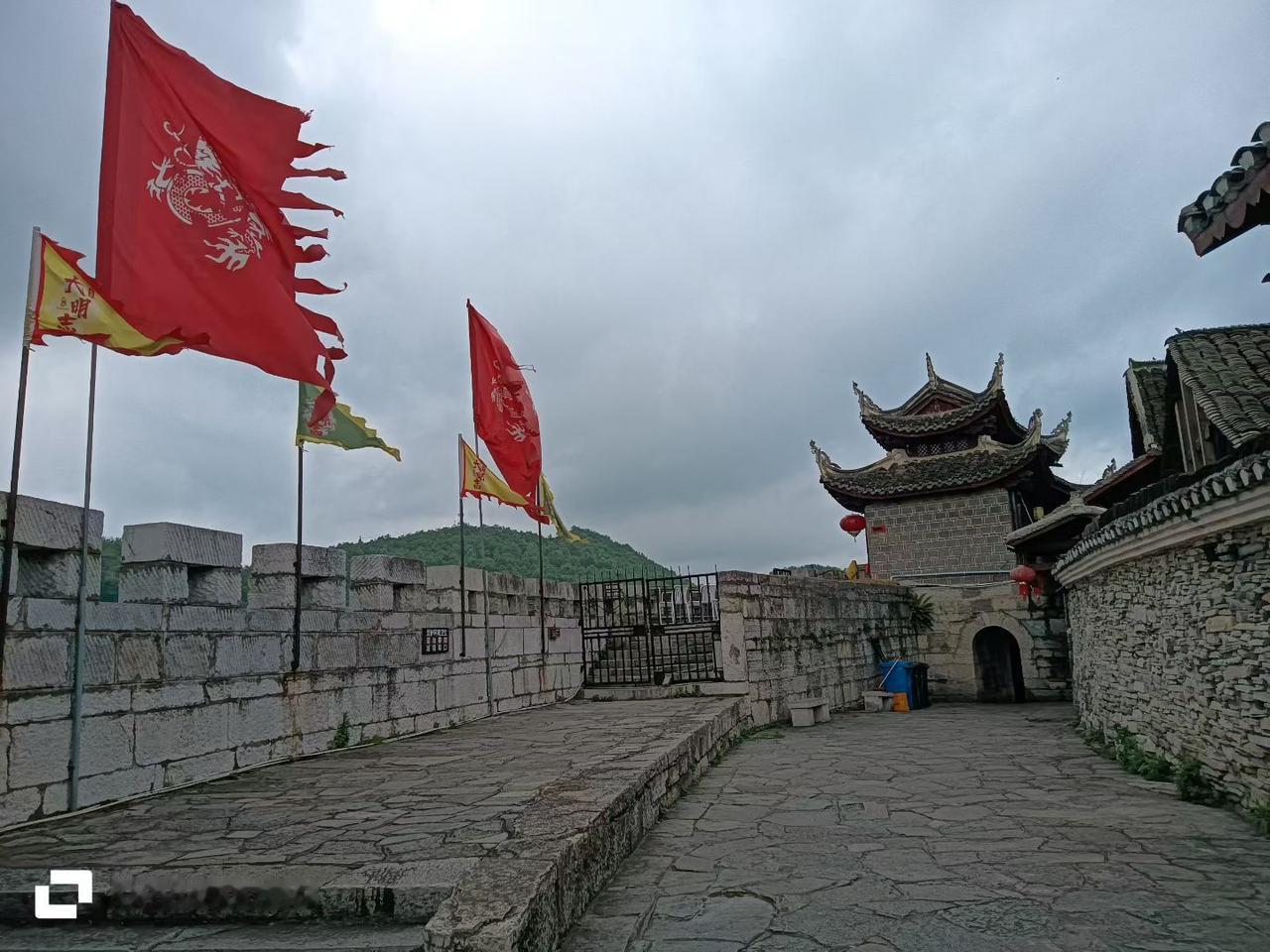 贵阳青岩古镇
      值得一去！它是国家5A级景区，也是贵州四大古镇之一。始