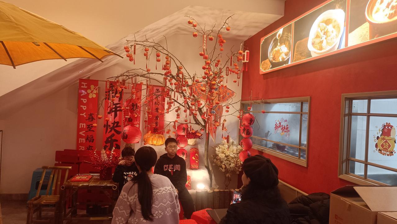 今天团年，在武汉聚餐。
这是小姨每年都操心组织的，要不是她张罗，这个大家庭恐怕都