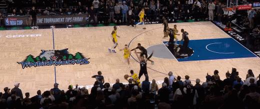 里夫斯压哨绝杀，湖人双杀森林狼。
詹姆斯没上，东契奇没来，他一个人扛起了全队。