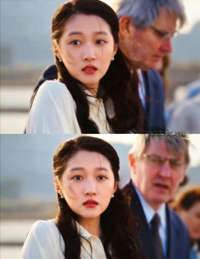 关晓彤在小巷人家里的装造好漂亮~ 