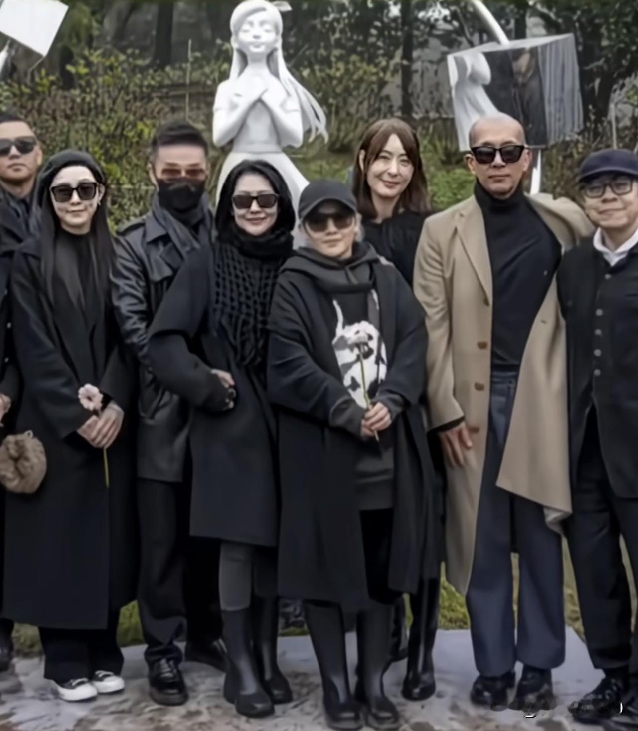 很多人都在骂小S，在姐姐的墓地前，笑得那么开心！好像大S从没有离开，一大群朋友聚