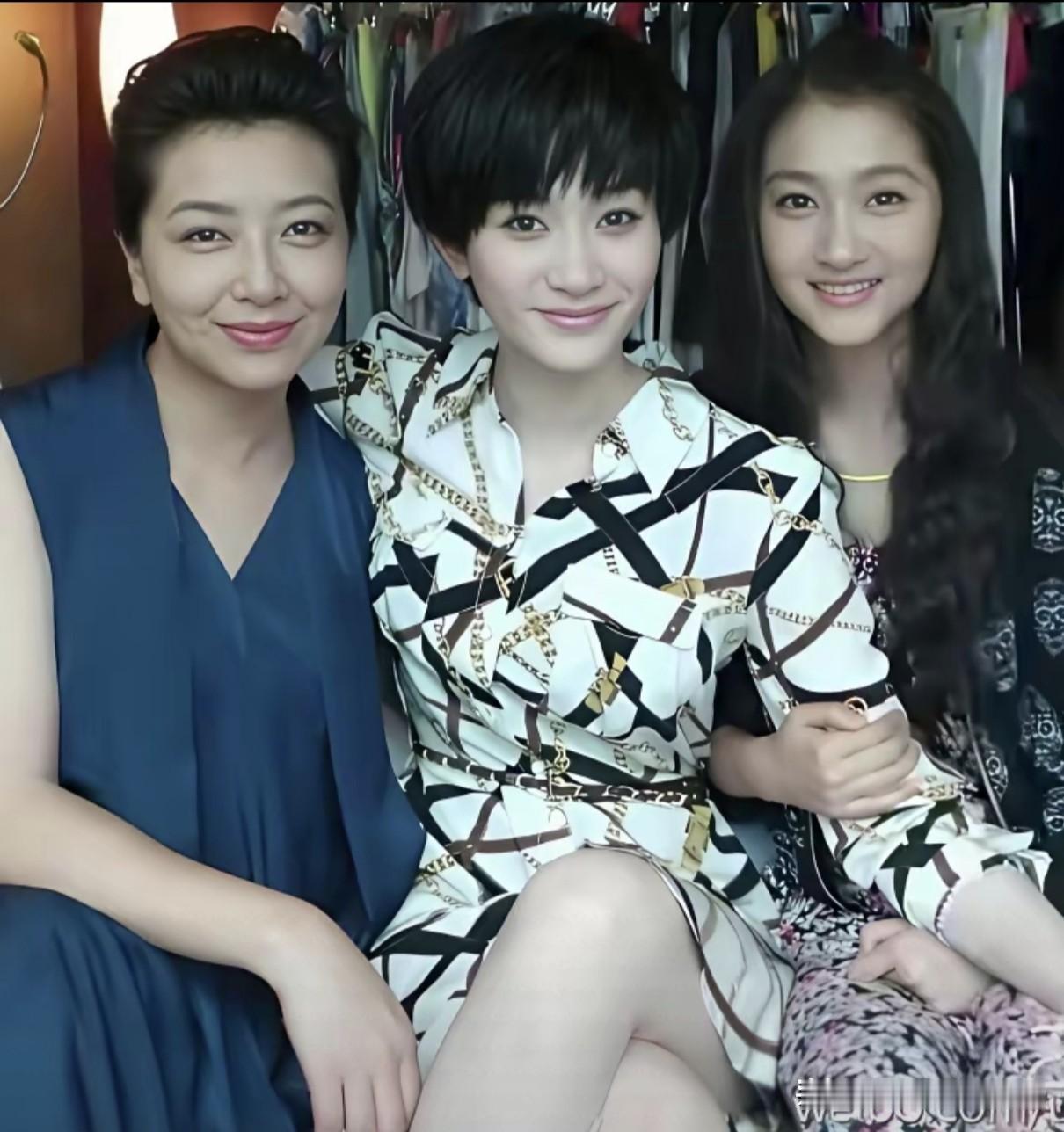 江珊、李小冉和关晓彤坐在一起的画面太美了，简直就像是一幅画！

江珊是那种温婉的