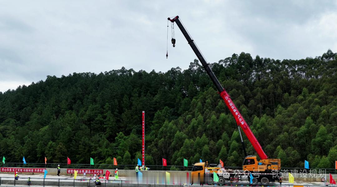 高铁头条【深南高铁广东段，接触网首杆成功组立】广东铁投集团7月22日消息：近日，