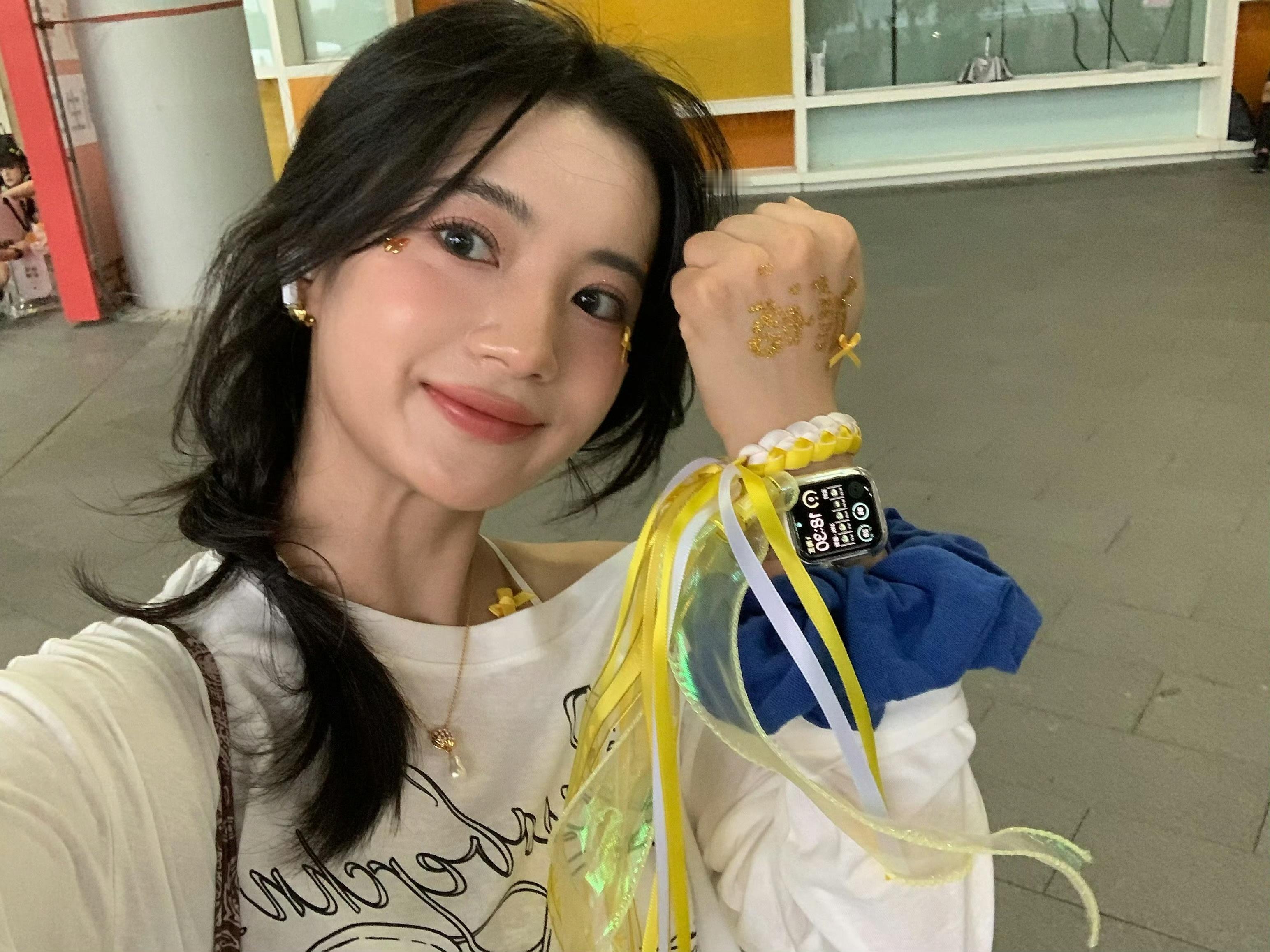 张雅钦鹿晗演唱会应援妆一看姐姐的妆造就知道是追星女[捂嘴哭][捂嘴哭][捂嘴哭]