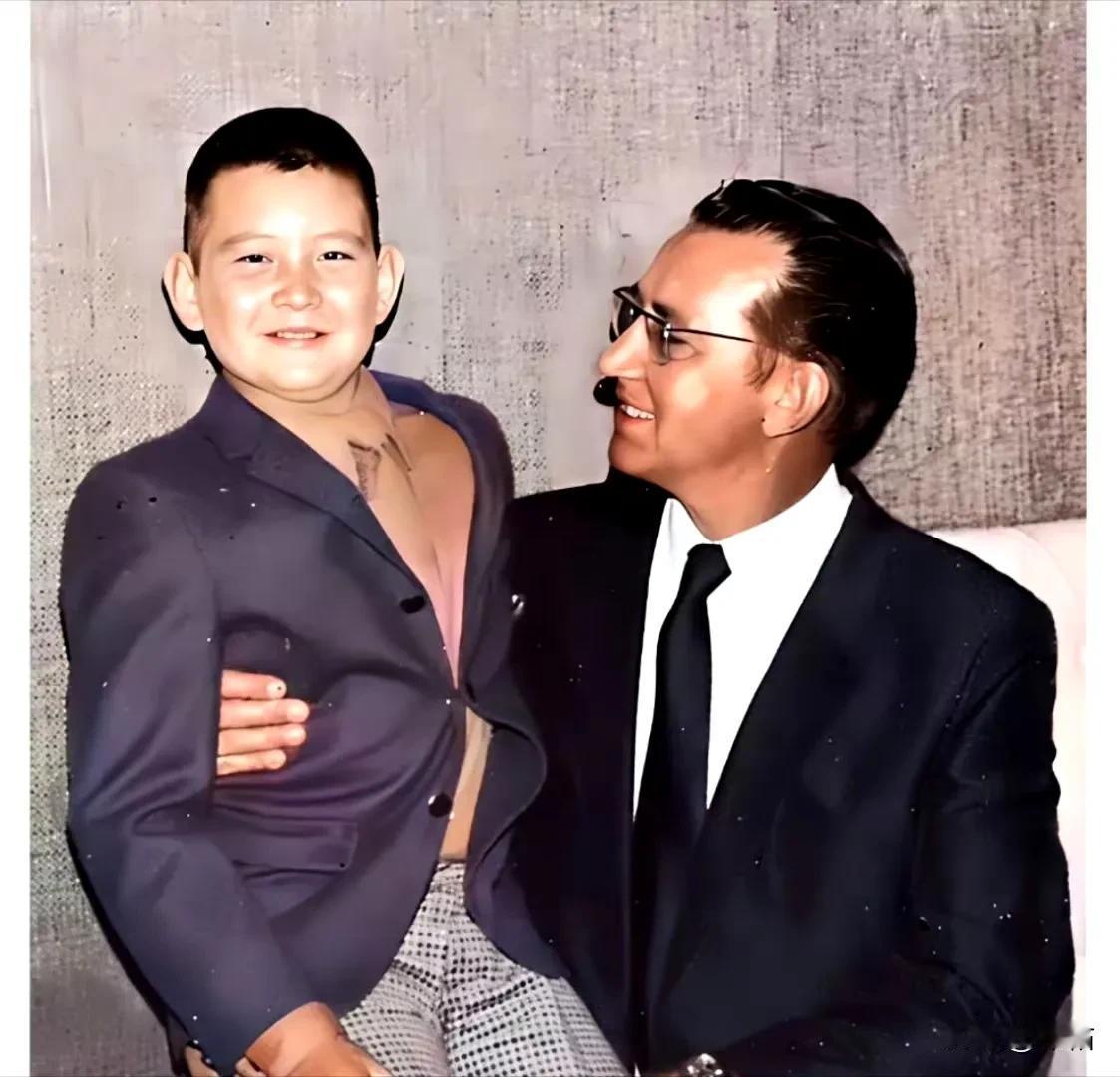 小时候的费翔，也是一个小胖子。