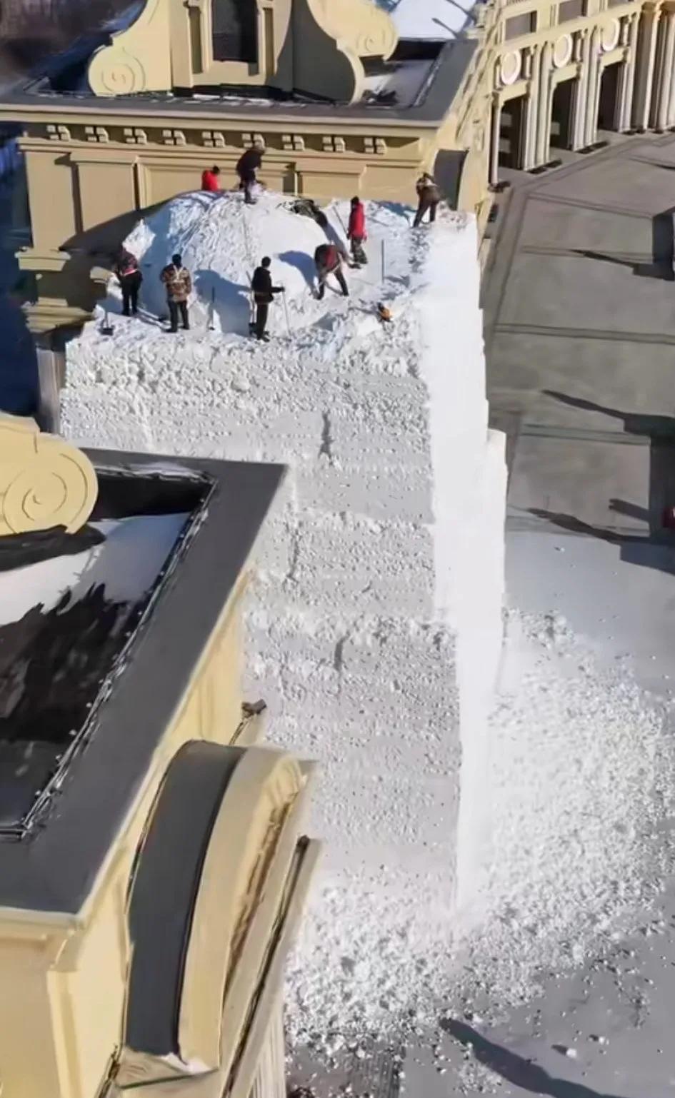 哈尔滨音乐公园大雪人快要挖出来了，很好奇，他们是怎么知道里面有个雪人的？
拍了C