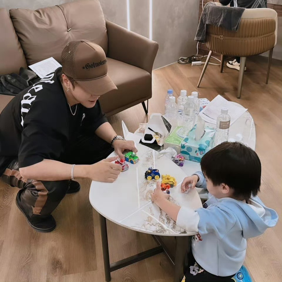 看着确实和孩子关系不错 但是为什么要收养？遗产也要分给这两个孩子吗？完全没看懂 