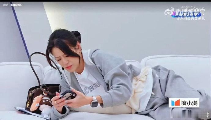 江语晨手心里还有小抄乘风2026江语晨别怕！小抄在手，队友在身后，一公一定稳 