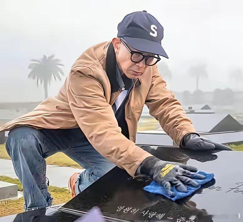 具俊晔又瘦了心爱的人隔着海、隔着天此生再难相见唉……其实我觉得，再思念也没什么意