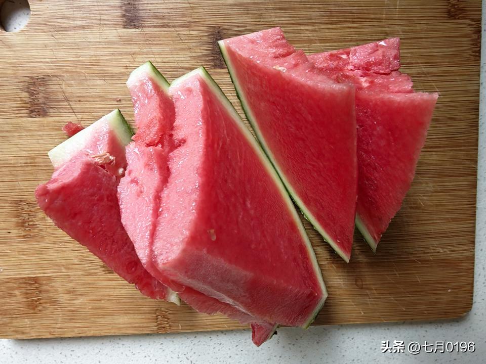 今日立秋，从早上开始，就滴滴答答的落了雨点，已经下了好几场雨了，雨致暑消，果然凉