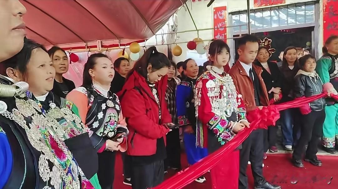 这男的到底有啥魅力，能让两个女人为他死心塌地？
新郎出轨自家亲戚，对方还带着俩娃