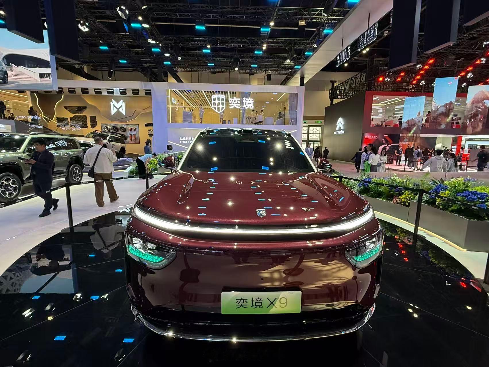 新车太多了，但是亦镜X9不走寻常路，设计挺大胆，不保守，细节里能看出想做出辨识度