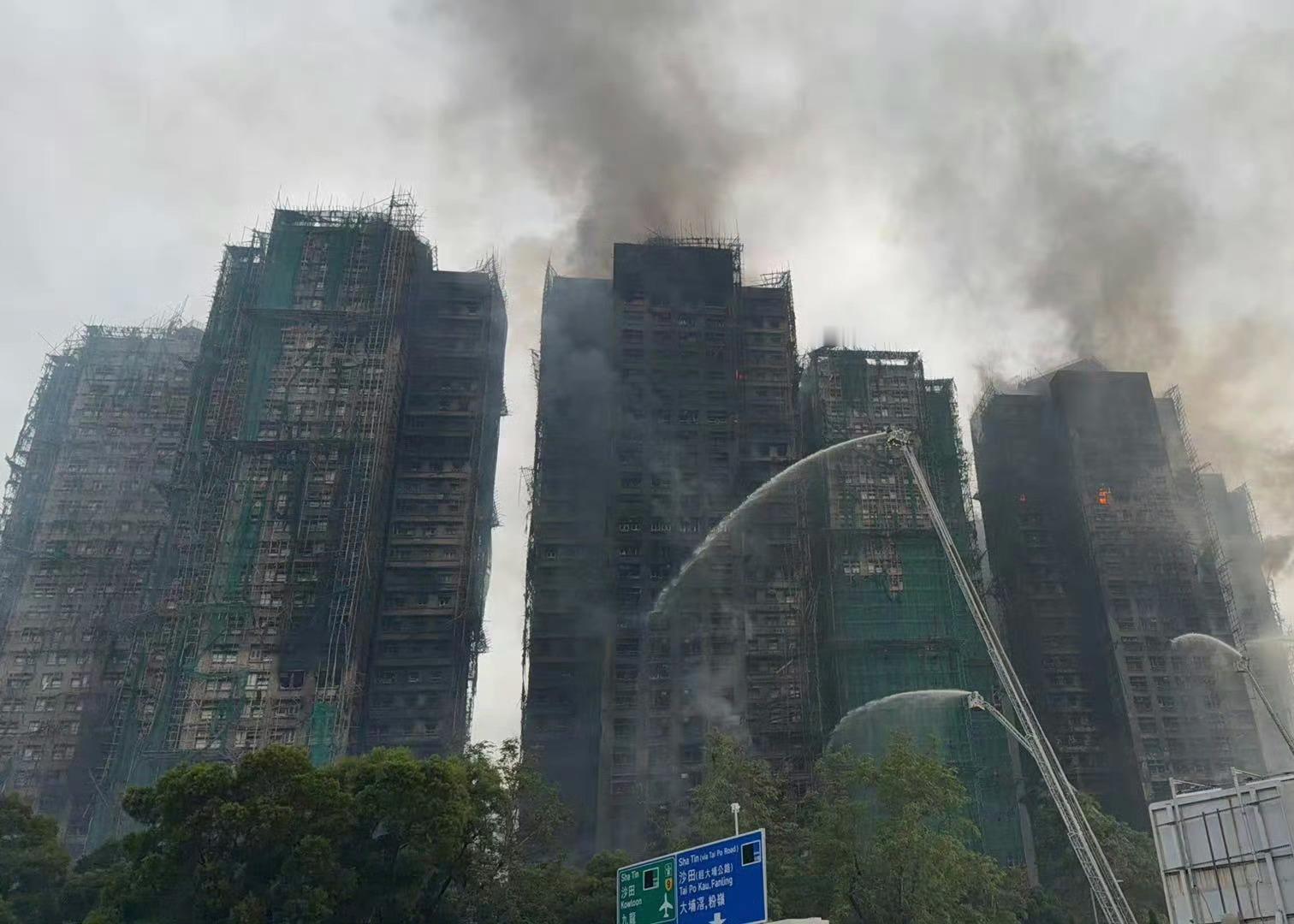 目前44人遇难，还有200多人失联，很多都是行动不便的老人早上火情已经基本控制住