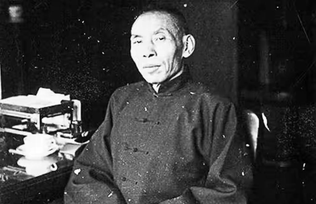 上海滩权势滔天的杜月笙，对待底层老百姓究竟是什么样子的？





杜月笙，在很